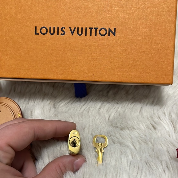 ✨Louis Vuitton Bundle (LV luggage tag & LV Lock & Key)✨ - Picture 2 of 7
